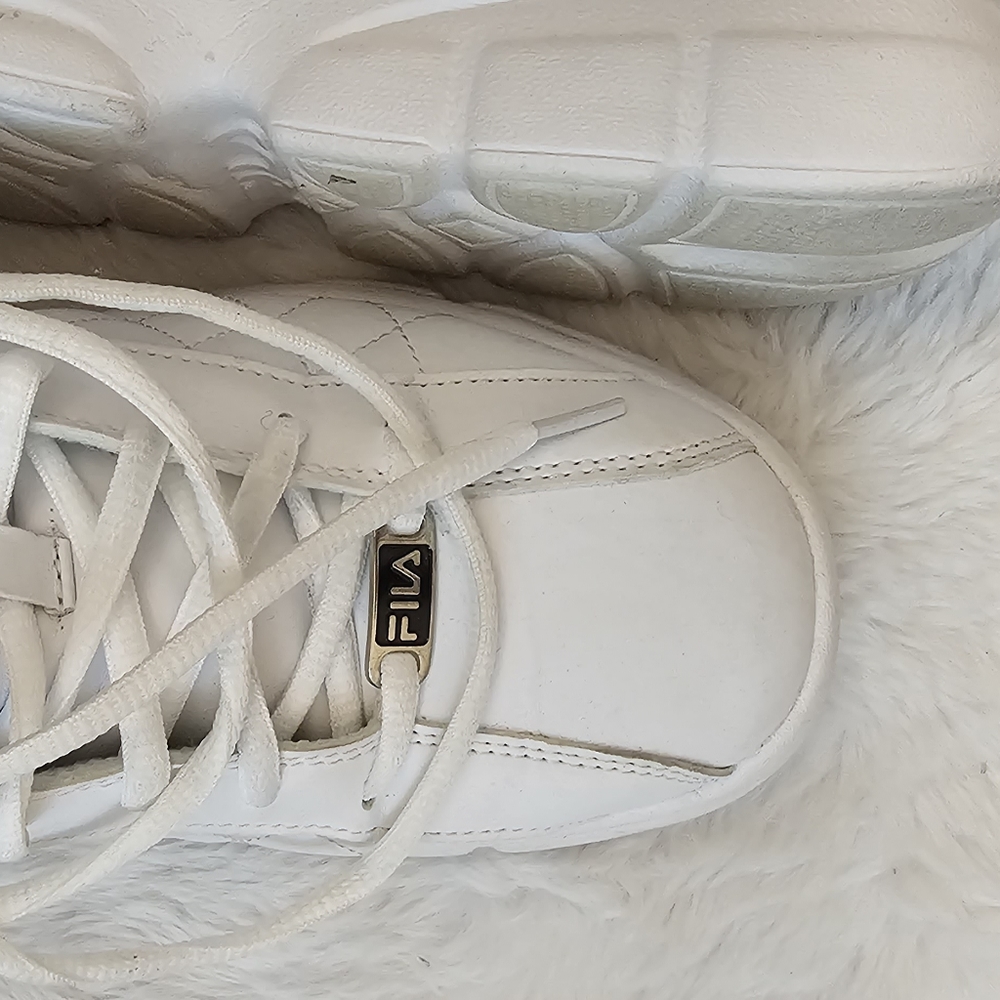 Ladies tennis shoes